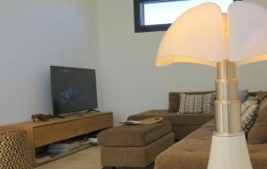 Μια τηλεόραση ή/και κέντρο ψυχαγωγίας στο Superbe Villa T5 Luxe- Piscine chauffée privée -face MER 8ERTAR7