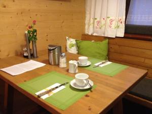 Příslušenství pro přípravu čaje a kávy v ubytování Alte Schmiede - das kleine Hotel