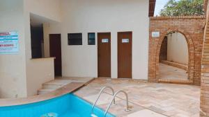 Apto Completo - Vila do Mar - Beach Park - PDD في أكويراز: غرفة مع مسبح في مبنى