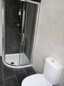 Een badkamer bij Stourbridge - Dudley - Luxurious 5 Beds - DY2 - Long Stay for Contractors & Families
