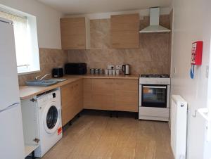 Een keuken of kitchenette bij Stourbridge - Dudley - Luxurious 5 Beds - DY2 - Long Stay for Contractors & Families