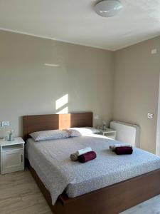 um quarto com uma cama com duas almofadas em Residenza Il Principe Bilocale 3, Centro em Parma