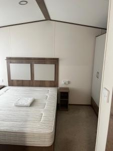 una camera con un grande letto bianco di Rydale a Whitstable
