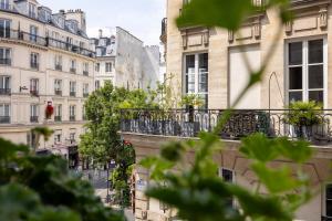 - une vue sur une rue de la ville avec des bâtiments dans l'établissement Hôtel Le Regent Paris, à Paris