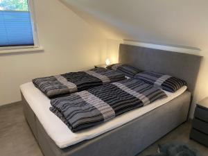 - un lit avec 2 couvertures dans une chambre dans l'établissement Dachterrassenwohnung Alois, à Passau