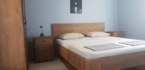 Ένα ή περισσότερα κρεβάτια σε δωμάτιο στο DOWNTOWN GARDEN