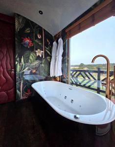 A bathroom at Lavish Country Retreat 30mins Taxi Ride From West London