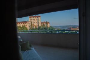 un balcon avec vue sur un immeuble dans l'établissement Biser apartman, à Belgrade