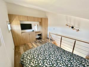 En eller flere senge i et værelse på Petite Maison indépendante.