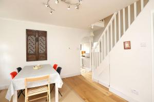 uma sala de jantar branca com uma mesa e cadeiras em Pass the Keys Victorian 3 Bed inc Parking Garden Headington em Oxford