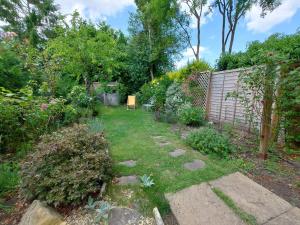 einen Hinterhof mit einem Zaun und einem Garten in der Unterkunft Pass the Keys Victorian 3 Bed inc Parking Garden Headington in Oxford