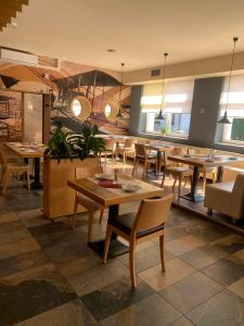 un restaurante con mesas y sillas en una habitación en Restaurace a penzion Vrtule en Petřvald