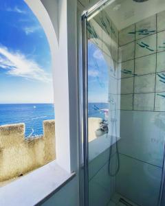 prysznic z widokiem na ocean w obiekcie Idillioravello w mieście Ravello