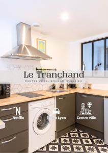 y cocina con lavadora y secadora. en Le Tranchand☆City Center☆Wifi HD, en Bourgoin
