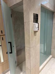 y baño con ducha y puerta de cristal. en Maxhome at Axon Bukit Bintang en Kuala Lumpur