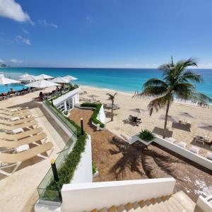 une vue sur la plage depuis le balcon d'un complexe hôtelier dans l'établissement Frente al mar, increíble vista, nuevo estudio 1 C, à Cancún