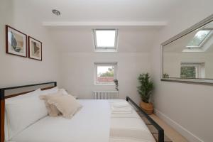 Postel nebo postele na pokoji v ubytování 2 bedroom Chic Apartment With Private Balcony In Notting Hill