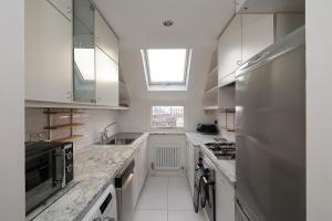 Kuchyň nebo kuchyňský kout v ubytování 2 bedroom Chic Apartment With Private Balcony In Notting Hill