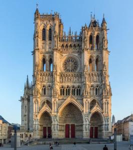 un gran edificio catedral con una gran torre en Hyper centre & parking privé - Le cocon T2 -Amiens, en Amiens