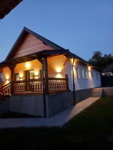 uma casa com um alpendre com luzes em Casa Edy em Vişeu de Sus