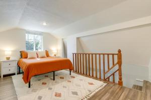丹佛的住宿－Denver Vacation Rental about 3 Mi to Downtown!，一间卧室配有一张带橙色毯子的床