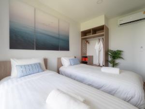 Un pat sau paturi într-o cameră la Laguna SkyPark new brand apartments