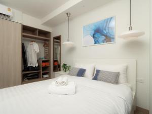 Un pat sau paturi într-o cameră la Laguna SkyPark new brand apartments