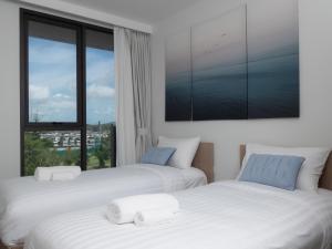 Un pat sau paturi într-o cameră la Laguna SkyPark new brand apartments