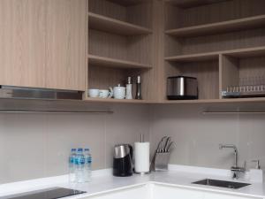 O bucătărie sau chicinetă la Laguna SkyPark new brand apartments