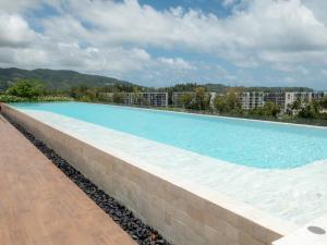Piscina de la sau aproape de Laguna SkyPark new brand apartments