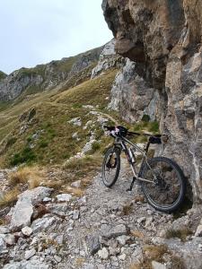 een fiets staat geparkeerd op een rotsachtige berg bij La Cà ët Mec in Robilante