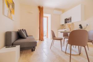 a living room with a couch and a table at Casa Dalia, colazione inclusa e vista panoramica in Assisi