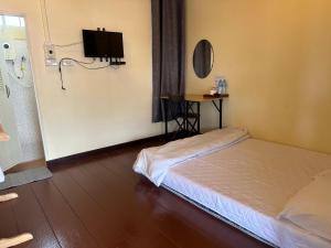 a room with a bed and a flat screen tv at โฮมสเตย์ภูมิใจ เชียงคาน ซอย 17 in Loei