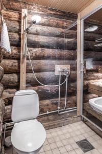 Holiday Village Himmerki في بوسيو: حمام مع مرحاض ومغسلة
