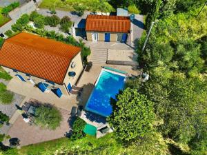 una vista aérea de una casa con piscina en Vila Porto Olive, en Sečovlje