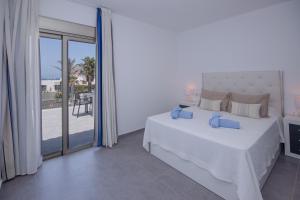 Postel nebo postele na pokoji v ubytování Apartment Holiday 2 Beachfront Corralejo By Holidays Home