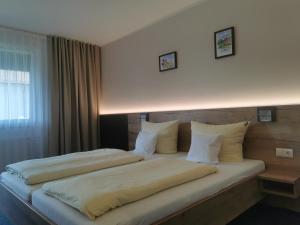 Postel nebo postele na pokoji v ubytování Hotel am Regenbogen