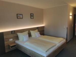 Postel nebo postele na pokoji v ubytování Hotel am Regenbogen