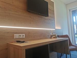 TV a/nebo společenská místnost v ubytování Hotel am Regenbogen