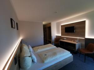 Postel nebo postele na pokoji v ubytování Hotel am Regenbogen + 30 fotografií