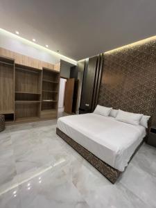 - une chambre avec un grand lit et un mur dans l'établissement La Perla Malabata hills, à Tanger