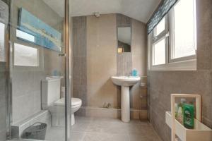 a bathroom with a sink and a toilet and a shower at Fliss's House in Leicester +26 photos