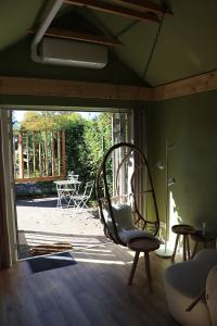 Habitación con silla en una habitación con patio en 1 for 2, en Nederhorst den Berg