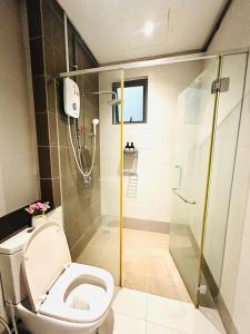 a bathroom with a toilet and a shower at Damen's 2BR Cozy Corner Near Sunway in Subang Jaya