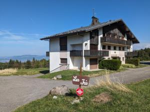 een huis op een heuvel met een bord niet betreden bij Studio au coeur de la montagne in Thollon