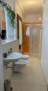 uma casa de banho com 2 lavatórios e um chuveiro em Bella Bologna em Bolonha