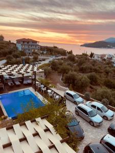 - Vistas a un complejo con piscina y coches aparcados en Villa Merkuri en Himare