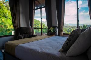 Schlafzimmer mit einem Bett vor einem Fenster in der Unterkunft Boscage Homestay in Kandy