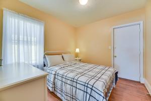Postel nebo postele na pokoji v ubytování Buffalo Vacation Rental about 8 Mi From Canalside!