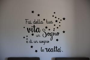 a wall with stars and a sign that reads told delia uva virago at B&b Mamì in Potenza +16 photos